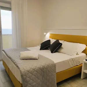 *** Отель Gran San Bernardo - - Fronte Mare Con Cucina Италия
